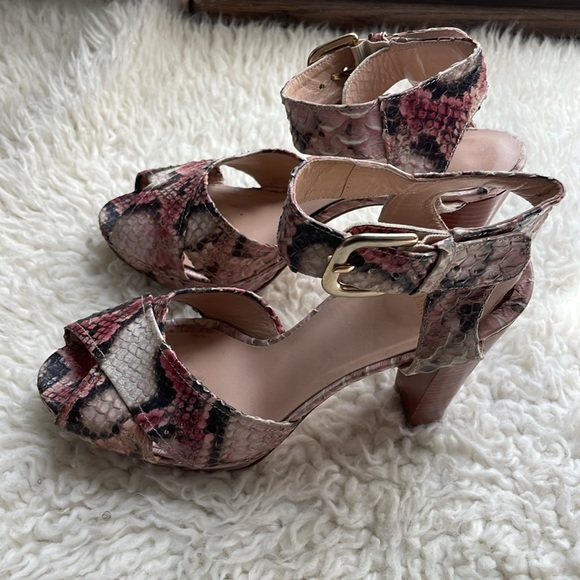 Stuart Weitzman Soliesse Snakeskin Sandal Platforms. Used in good condition.Sz 9 - Picture 3 of 10